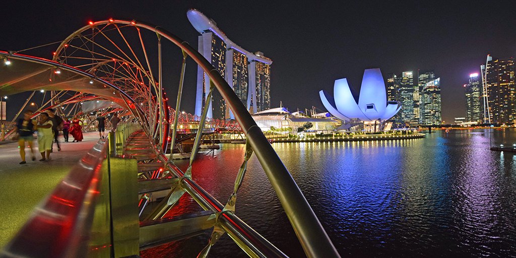 AmericanMensa's tweet photo. The architecture of the The Helix at Singapore’s Marina Bay was inspired by the double helix structure of DNA. However astute observers will notice the helices are lefthanded (twisting counterclockwise) instead of right-handed (clockwise). #OpeningShots
📸: Lauren Fitch https://t.co/sCzfg5Wdh1