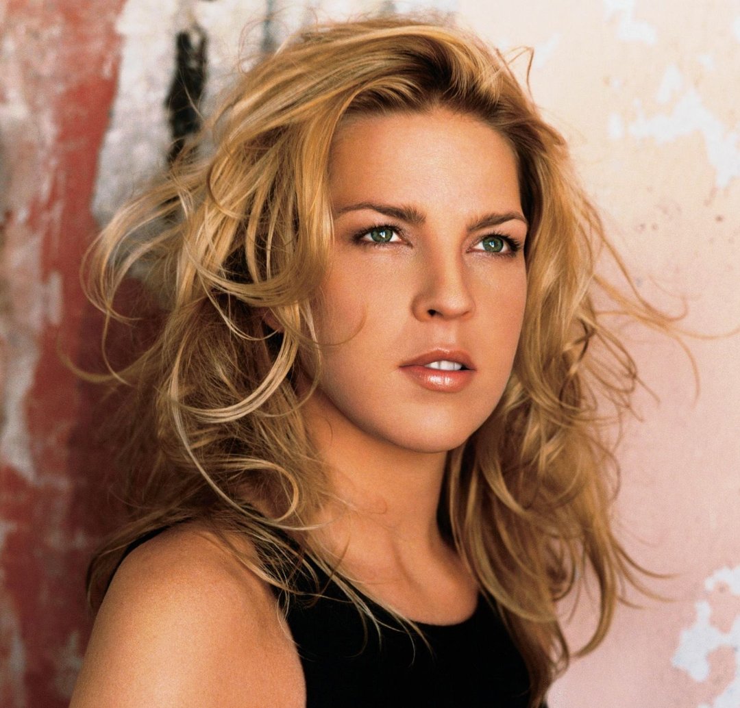 NOW PLAYING Diana Krall -Let\s fall in love.

Happy Birthday Miss Krall. 16.11.\64     