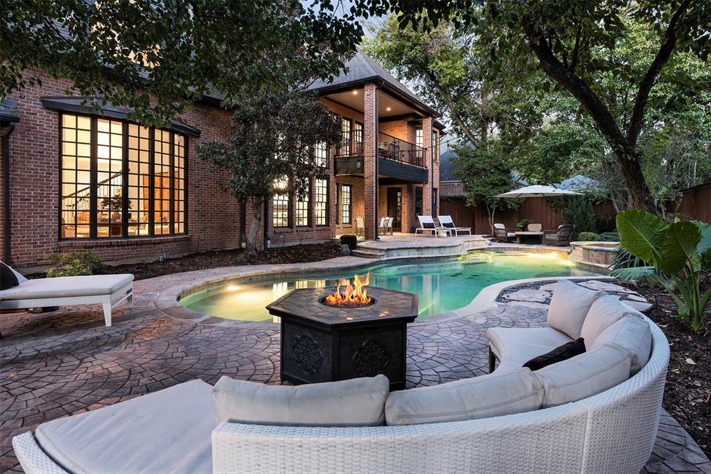foundersre's tweet photo. What $2 million dollars looks like in Dallas County 

5 beds | 4.5 baths | 5653 Sq. Ft. 

Gated 5 car garage. 2 story library. Coffee bar. Vegetable garden. Pool.  Did this house miss anything? https://t.co/6ArHu0zdaM