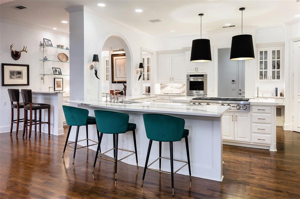 foundersre's tweet photo. What $2 million dollars looks like in Dallas County 

5 beds | 4.5 baths | 5653 Sq. Ft. 

Gated 5 car garage. 2 story library. Coffee bar. Vegetable garden. Pool.  Did this house miss anything? https://t.co/6ArHu0zdaM