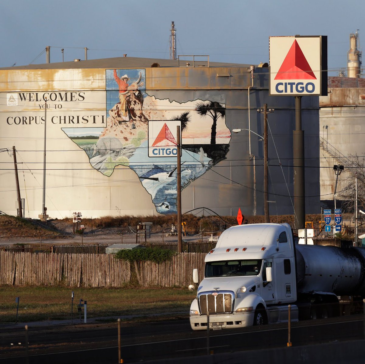 #Tablazo Más de 400 millones de dólares es el acumulado de pérdidas netas que ha tenido la corporación #Citgo (propiedad de <a href="/PDVSA/">PDVSA</a> pero controlada ilegalmente por el #proyectoGuaidó) durante los primeros tres trimestres de 2020. Citgo opera tres refinerías en territorio de EEUU.