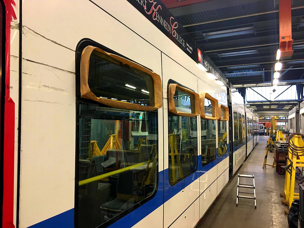 GlassDocAG's tweet photo. Tram Kollision Schaden Sanierung eines Seitenwagons für die Verkehrsbetriebe der Stadt Zürich.
Instand setzen, statt ersetzen gilt auch für den ÖV ♻️

Immer öfters werden dank unseren Sanierungsverfahren auch Bahn-, Tram- und Zugscheiben saniert.

#glassresq #vbz #vbg https://t.co/qDB6Skauvi