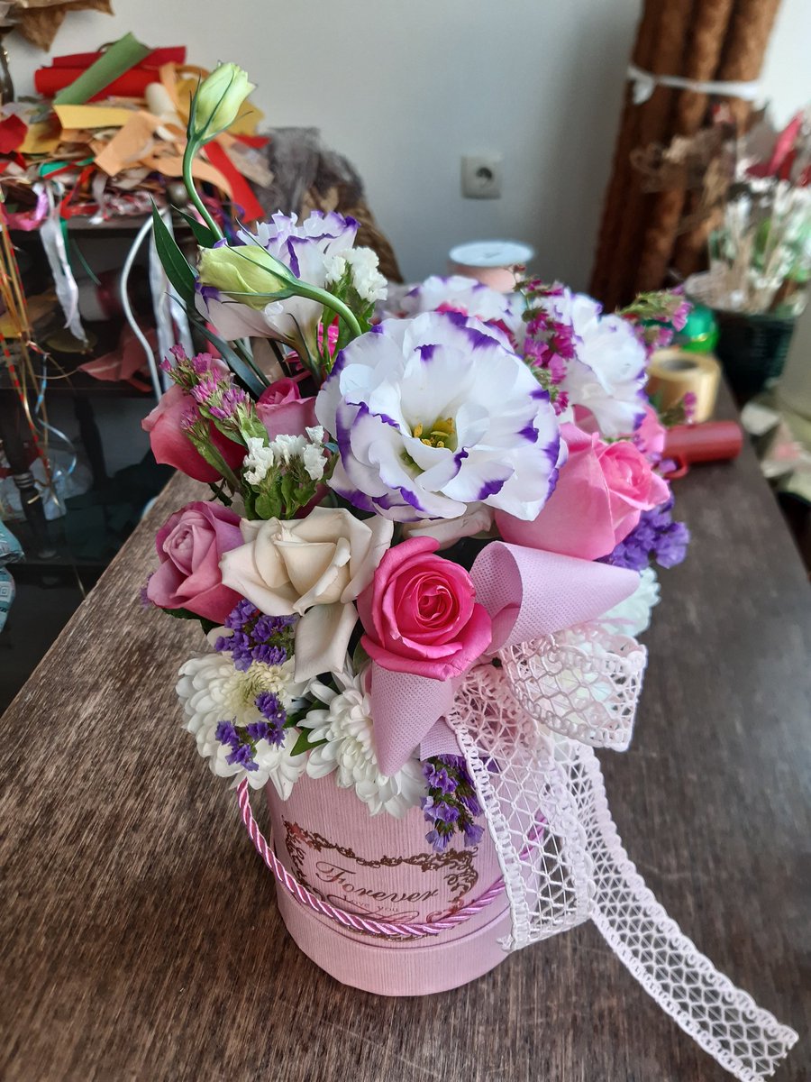 zare_entuzijast's tweet photo. #pinkflowerbox #flowerbox #lizianthus #roses #gerbera #chrysanthemum #creamlizianthus #mixlizianthus #whiteroses #whitewineroses #pinkroses #pinkgerbera #whitechrysanthemum #staticflowers #gypsophila #decoration #ribbons #babyroseribbons 🎁🌼🌻🌺🌲🌳🌴🎀 https://t.co/KJ9kSb86vy