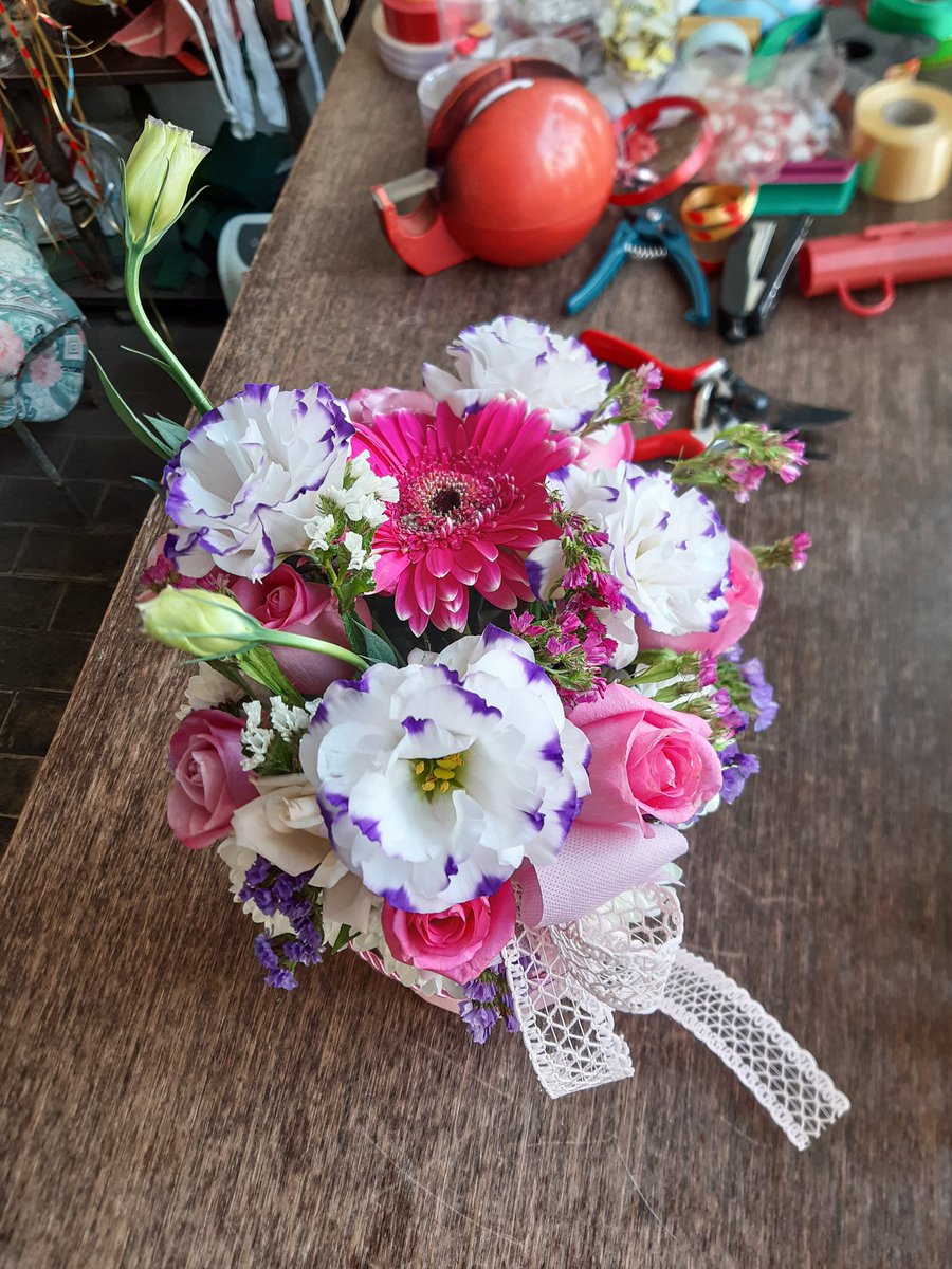 zare_entuzijast's tweet photo. #pinkflowerbox #flowerbox #lizianthus #roses #gerbera #chrysanthemum #creamlizianthus #mixlizianthus #whiteroses #whitewineroses #pinkroses #pinkgerbera #whitechrysanthemum #staticflowers #gypsophila #decoration #ribbons #babyroseribbons 🎁🌼🌻🌺🌲🌳🌴🎀 https://t.co/KJ9kSb86vy