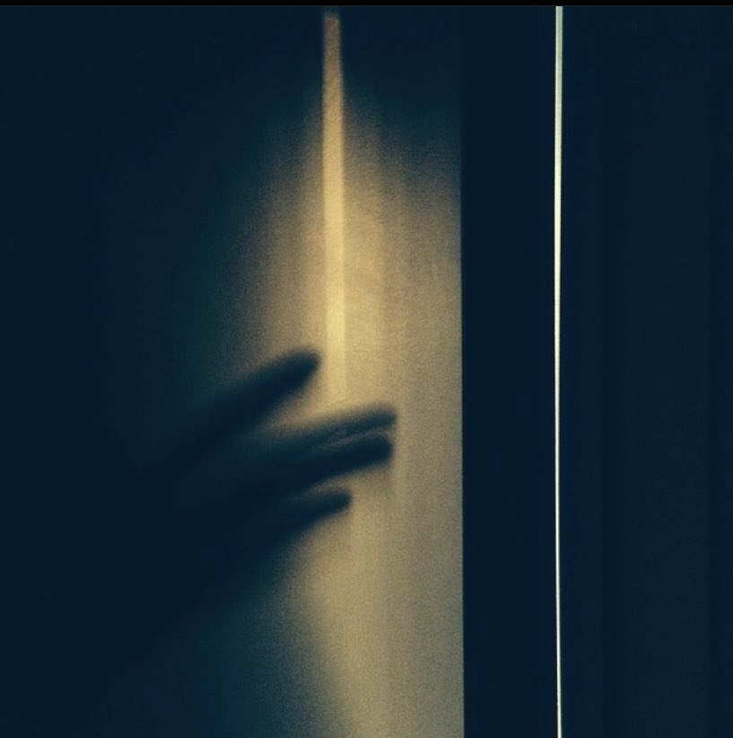 SynthiaVanParys's tweet photo. @Marliesvdwalle M’n hand, de schaduw, ondergaande zon piepend door een kiertje:
1 seconde, klik.. en dit #Ghosthand
#nofilter nooit meer opnieuw gelukt https://t.co/9470h11u47