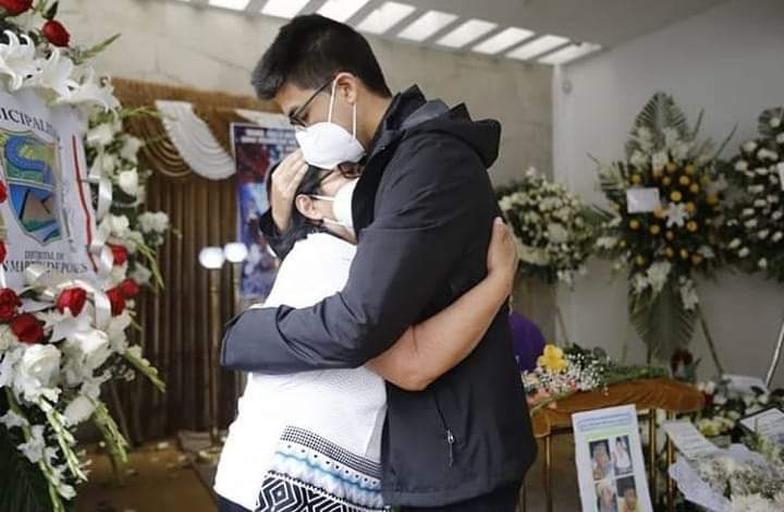 noakeikope's tweet photo. Carlos Ezeta y la mamá de Bryan Pintado. https://t.co/f0dQVLc5sR
