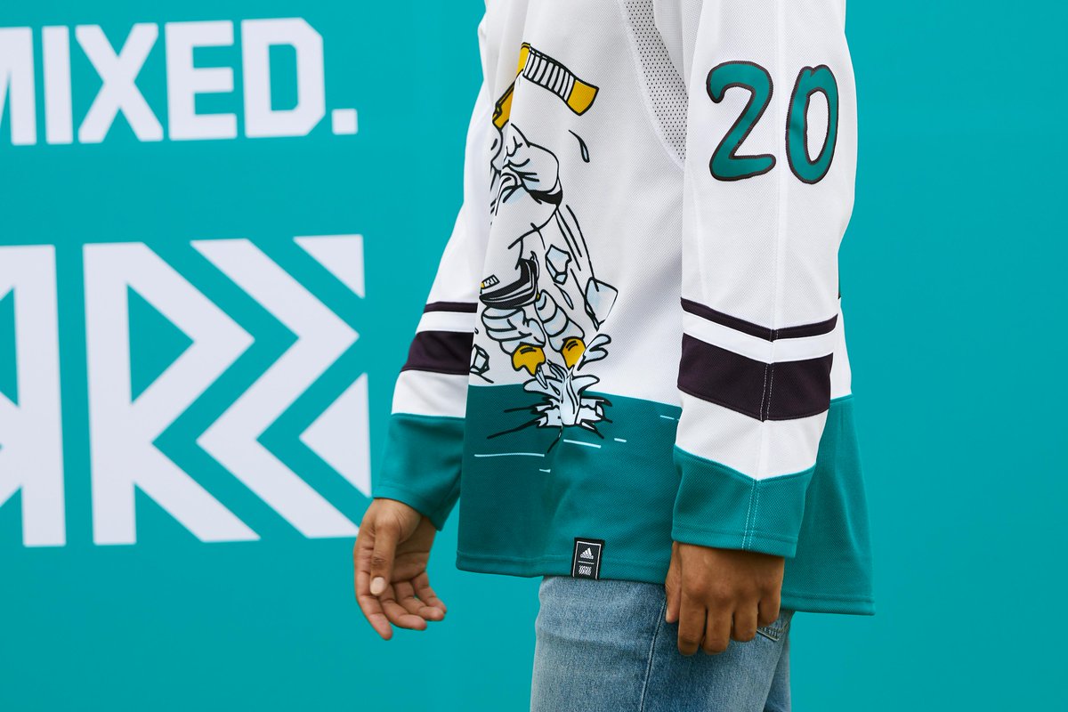NHL's tweet photo. Quack! Quack! Quack! 

Wild Wing came to play in these @AnaheimDucks #ReverseRetro jerseys by @adidashockey. https://t.co/lLjtxoK7zi