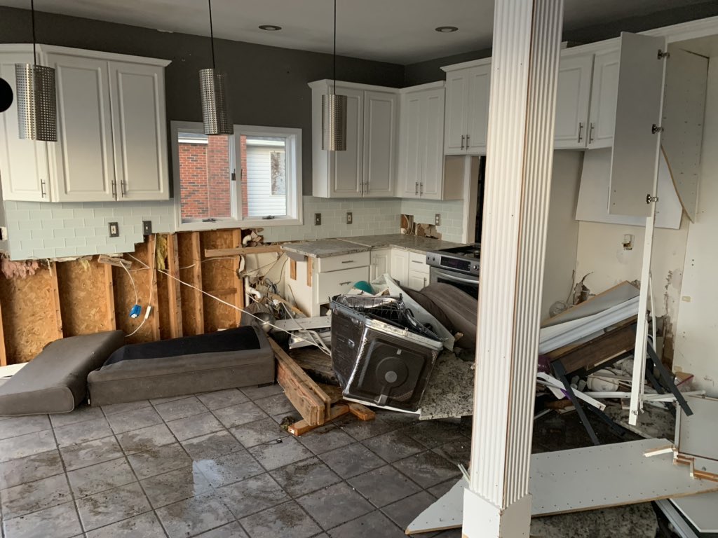 LeanneStuck's tweet photo. This is what is left of a home on Mid-Shore drive in Hamburg after last nights storm tore off the back of the house.
Linda has lived here for 28 years and now has to figure out what is next.

Hear from her tonight on @WGRZ https://t.co/u8kMsTkmhq
