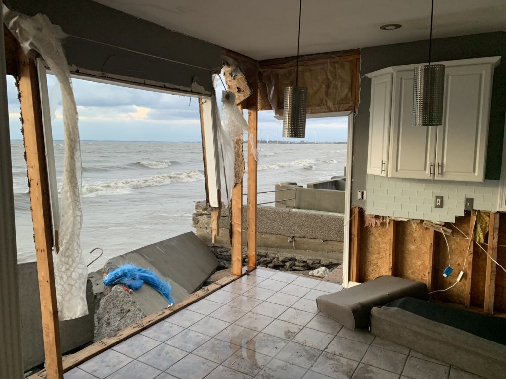 LeanneStuck's tweet photo. This is what is left of a home on Mid-Shore drive in Hamburg after last nights storm tore off the back of the house.
Linda has lived here for 28 years and now has to figure out what is next.

Hear from her tonight on @WGRZ https://t.co/u8kMsTkmhq