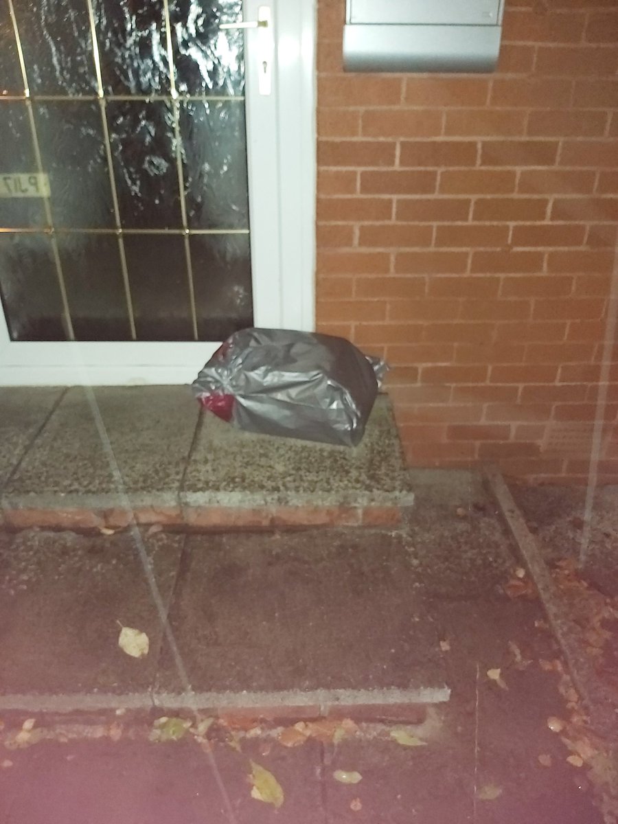 AngelaBrace4's tweet photo. @sabrinacarter29 @Hermesparcels This is my @Hermesparcels delivery today. Front door for 3 hours in full view. Shocking service https://t.co/JhcFWeOY04