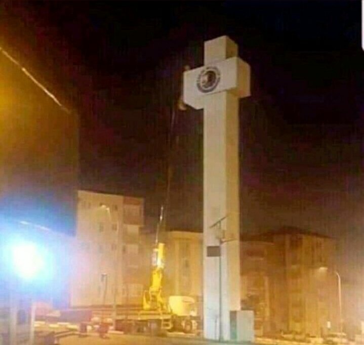 Kartal belediyesinin saat kulesiymiş
Yo bence bildiğin haç bu....