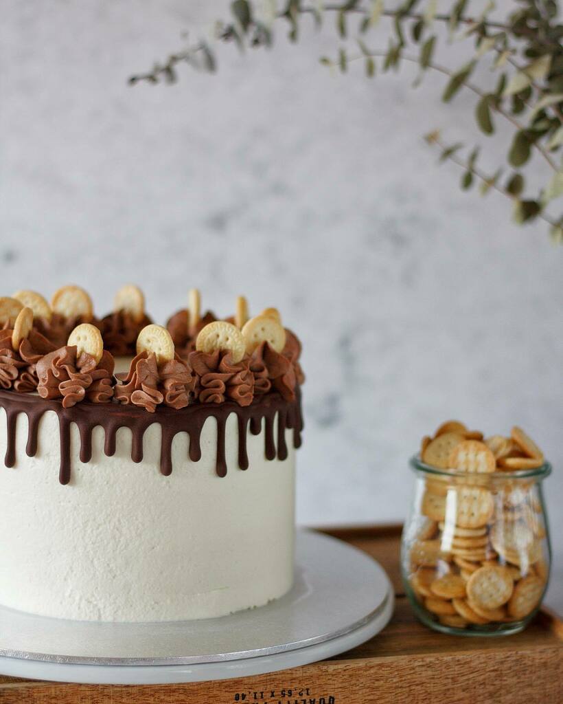 AliceBakery_es's tweet photo. ¡Muchas felicidades @paula.lombarte! Espero que disfrutaras del día de tu cumpleaños🎂🍰😘.
•
•
•
#cumpleaños #happybirthday #tartadecumpleaños #nuevatarta #chocolate #chocolatecake #23 #galletas #galletasmaria #cookies #dripcake #drip #cake #trufa #c… https://t.co/oGot8vnOoP https://t.co/wqFyczkxe5