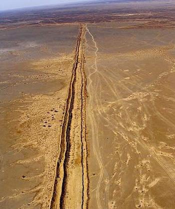 Ebbaba_H's tweet photo. En el Sáhara Occidental hay una brecha ilegal que mide 2700km, separa los territorios ocupados por Marruecos de los liberados por el Frente Polisario. Según Naciones Unidas, entre 7 y 10 millones de minas rodean este muro y que para mantenerlo Marruecos gasta un 3% de su PIB. https://t.co/44PwlWhqsH