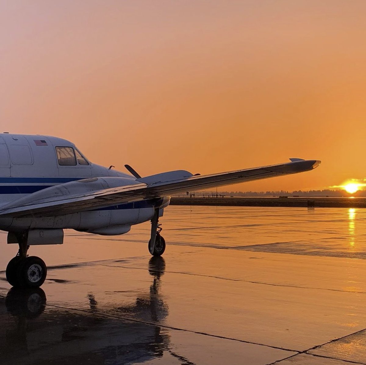 Ameriflight's tweet photo. Front row seats 🌅✈️
#BE99 #sunset #avgeek #aviationdaily
Photo by: Captain Renato Depaoli https://t.co/6z2R9B88xv