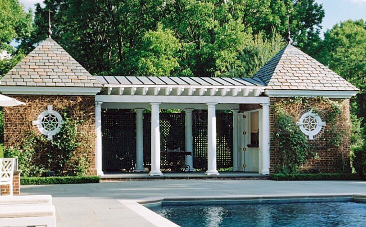 scapedpro's tweet photo. Fancy Outbuilding by @charleshiltonarchitects   
#swimmingpool #poolcabana #formalpool #slateroof #pergola #whitecolumns #metalroof #circlewindow #landscapedesign #landscapephotography #landscaping #landscapearchitecture  #gardendesign #architecture #outdoors #outdoorliving https://t.co/a5tZZuQ2Ur