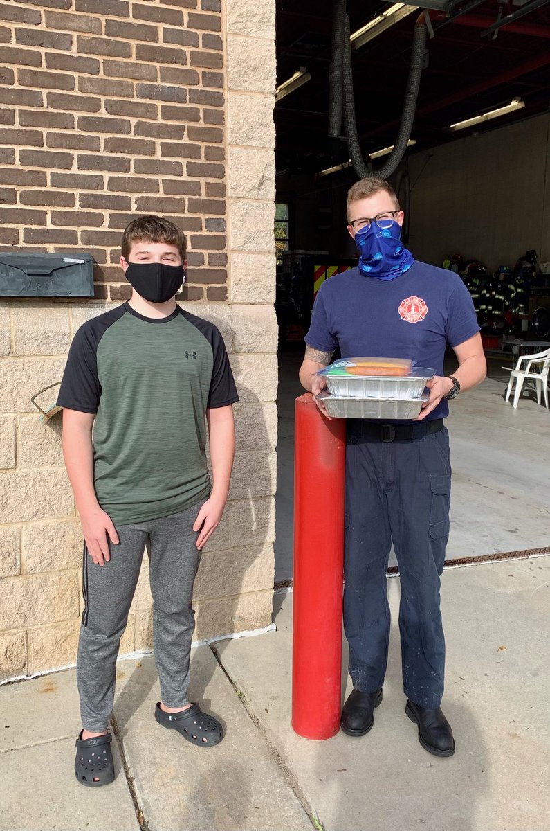 ActionForUnity's tweet photo. Purposeful Acts of Kindness:   FIVE leadership students deliver home baked treats to thank our local @scfirefighters at Chapin FD and @ColaFire Station 16 for their service. We are grateful for our hometown heroes. #PrideIn5 @LexRich5Schools https://t.co/bt5MklE2ds