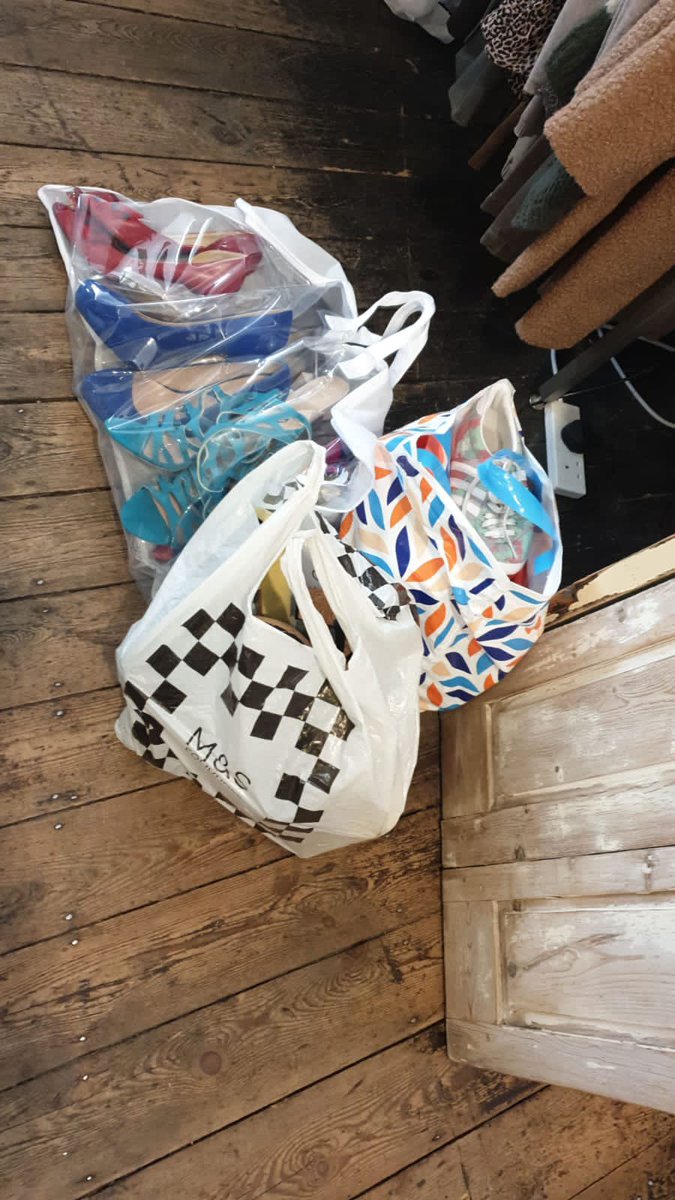 juliekentmbe's tweet photo. Thanks to all those 4 donating shoes last week in Gloucester 👌 @bodegawoman are still collecting with handbags & coats this week @TheSuffolks but we are now on GOOD Men’s clothes size XL & below! @PiedPiperAppeal dm to collect #2ndLockdown #charity #good2give #sustainablefashion https://t.co/VBC6pYgdPn