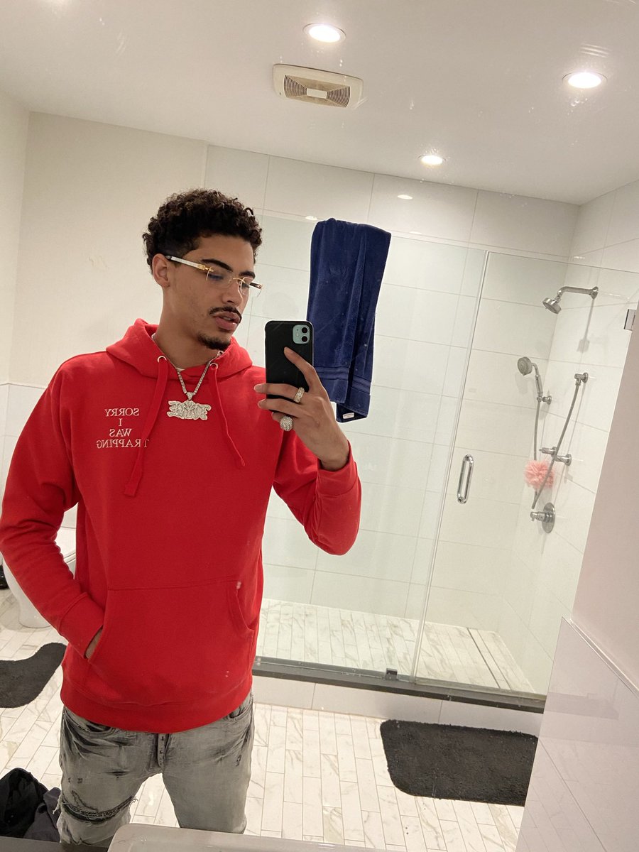 jaycritch's tweet photo. Got 4 bathrooms I could shit all day nigga https://t.co/IzBKxxGMOw