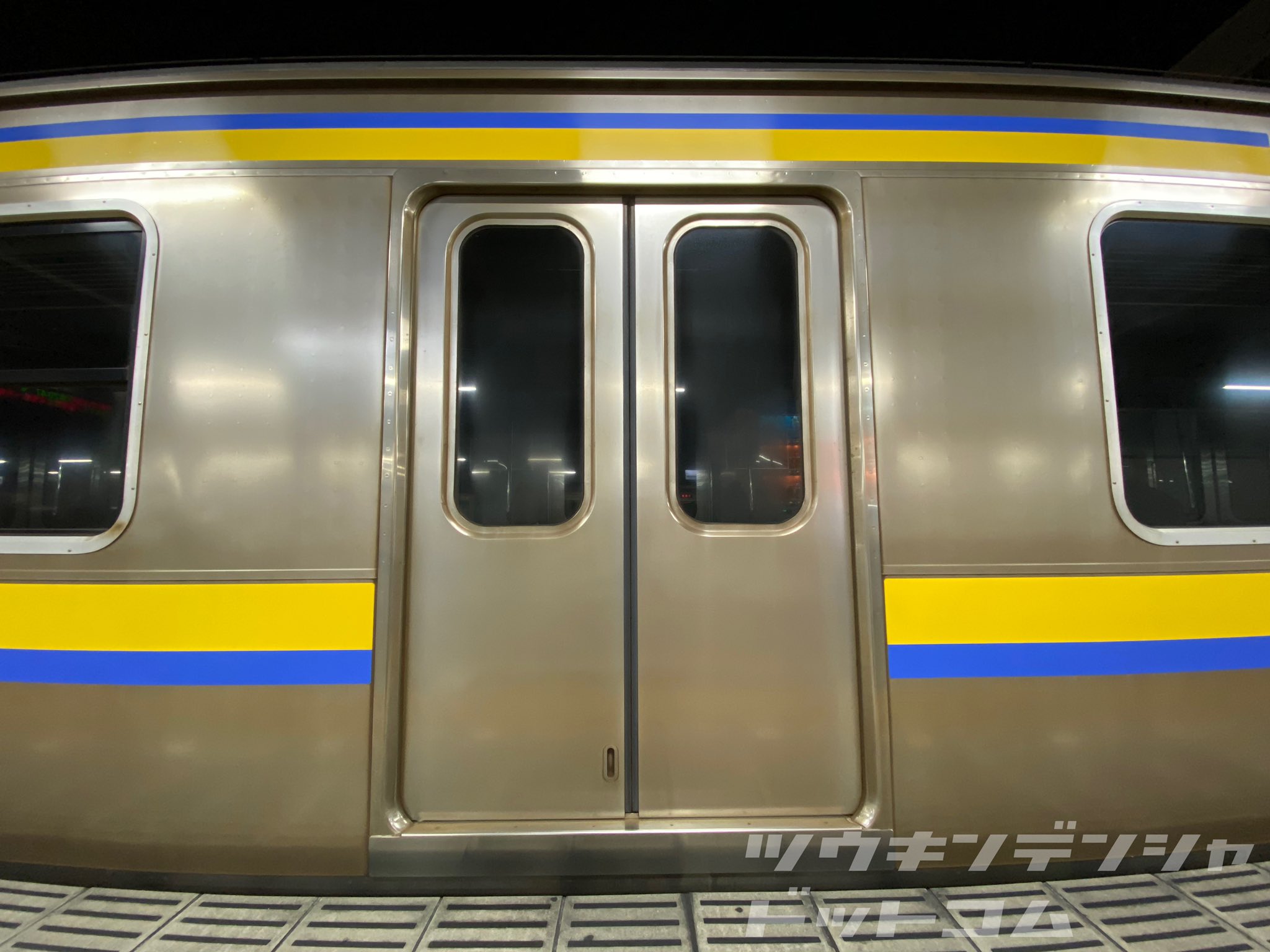 通勤電車ドットコム 話題 ドア窓ガラスの支持方式変化 1970年代以前はhゴム支持 1980年代からは金属押さえ支持が主流だった通勤電車のドア 00年代以降はボンディング 接着 方式が主流になりました ちなみに写真のタイプのドアの初採用はjr901系