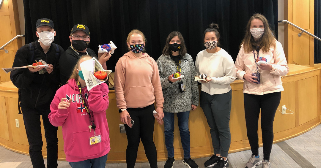 UIREACHProgram's tweet photo. Fall activities are our favorite! Mentors and students enjoyed pumpkin painting in Currier Hall. #fallactivity #SEL https://t.co/VL96zNADPY