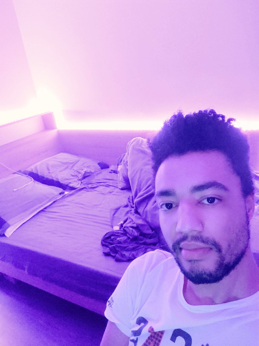 Sorakache's tweet photo. Mes cheveux ressemble à rien, me suis pas rasé depuis un moment, j'ai des méga cernes mais bon c'est le privé donc bon https://t.co/B1SUxPdqkg