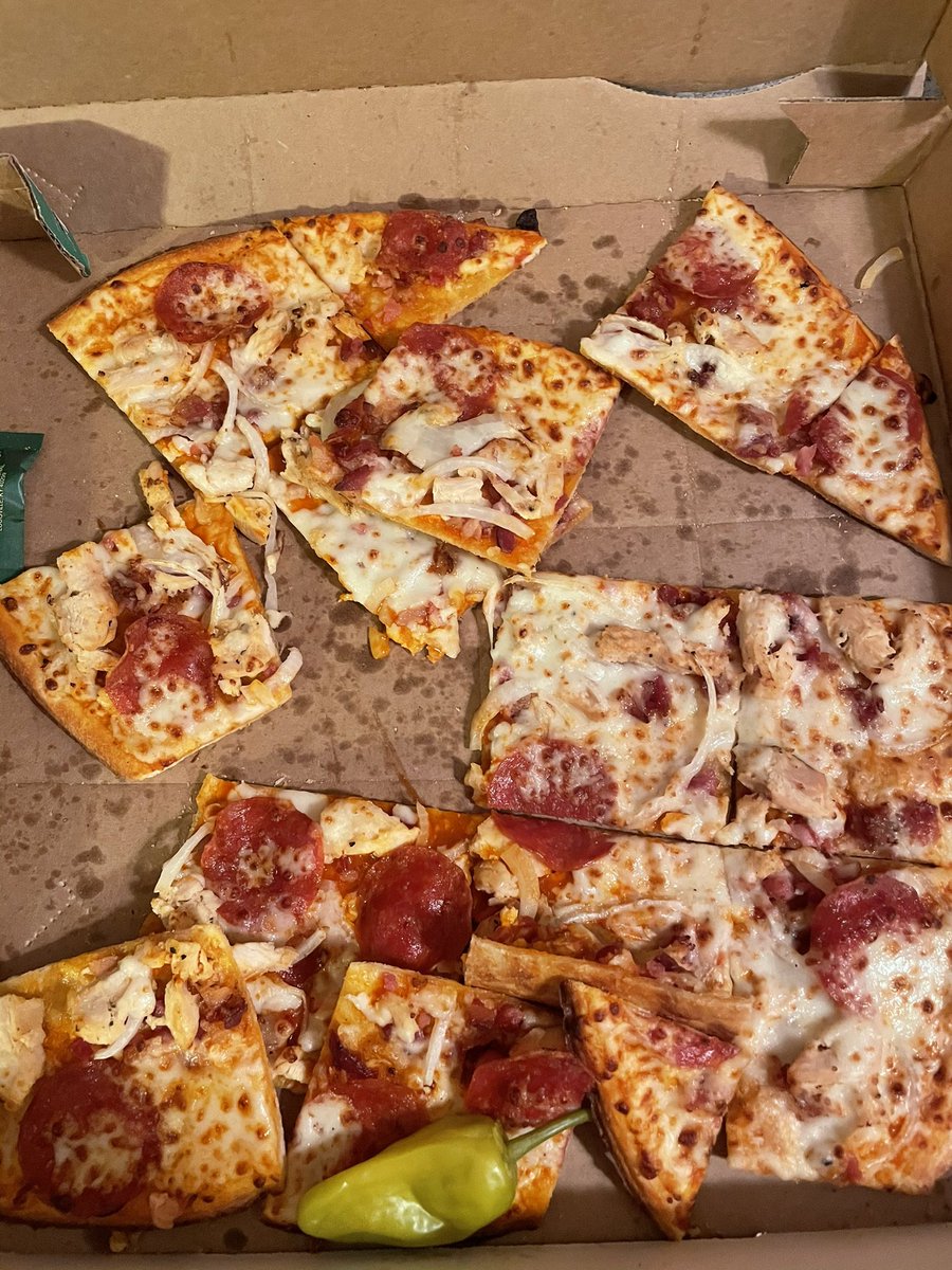 MidwesternTexan's tweet photo. The one night I don’t feel like cooking because I’m completely exhausted and this is how my @PapaJohns arrives 🤦🏻‍♀️👀😭 https://t.co/A2pj0786Ap