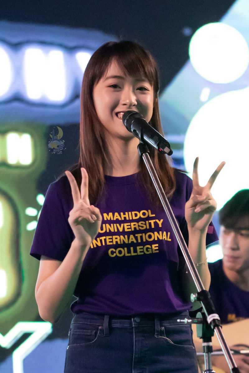 OomsMoonLight's tweet photo. ในงาน #MUOpenhouse #MUICEXPO พวกเรา OMC ก็ได้ไปตามรอยรุ่นพี่อุ้มกันมา คณะวิทยาศาสตร์ สาขาเคมี เป็นยังไงดูได้ตามรูปเลยค่ะ และแถมด้วยรูปจากมินิคอนเสิร์ตรุ่นพี่อุ้ม
น้องๆ คนไหนสนใจที่อยากเรียนต่อที่ #MUIC วันนี้ยังมีงานอีกวันนะคะ
#NatchaOom
#OomsMoonLightCastle 🏰🌙 https://t.co/rGfS8449nh