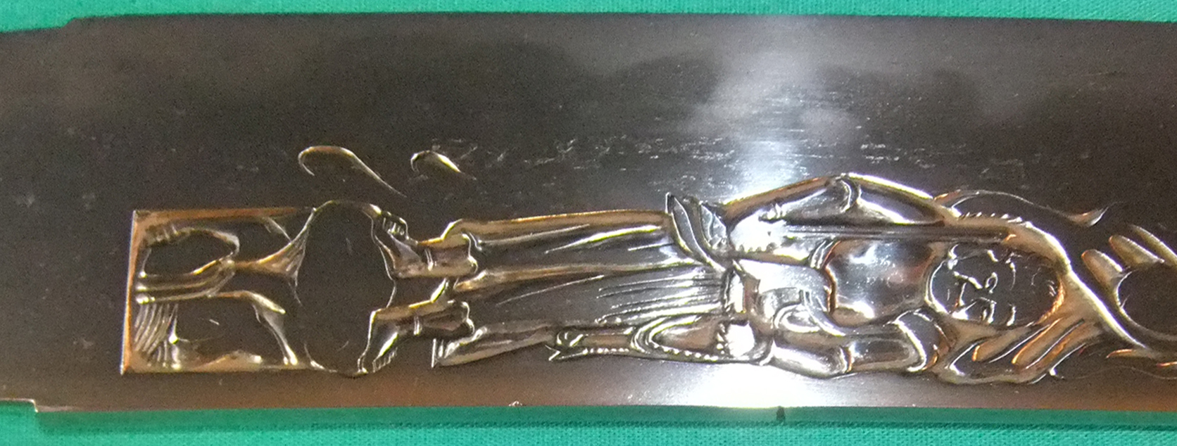 埼玉県刀剣保存協議会 脇指 長谷部国信 その2 彫刻があります 表に不動明王とそれを表す梵字 サンスクリット語 裏に倶利伽羅 不動明王の剣に龍が巻き付いていて 不動明王を象徴するデザイン です この時代の彫刻はただのデコレーションではなく 埼玉県刀剣保存協議会 脇指 長谷部国信 その2 彫刻があります 表に不動明王とそれを表す梵字 サンスクリット語 裏に倶利伽羅 不動明王の剣に龍が巻き付いていて 不動明王を象徴するデザイン です この時代の彫刻はただのデコレーションではなく