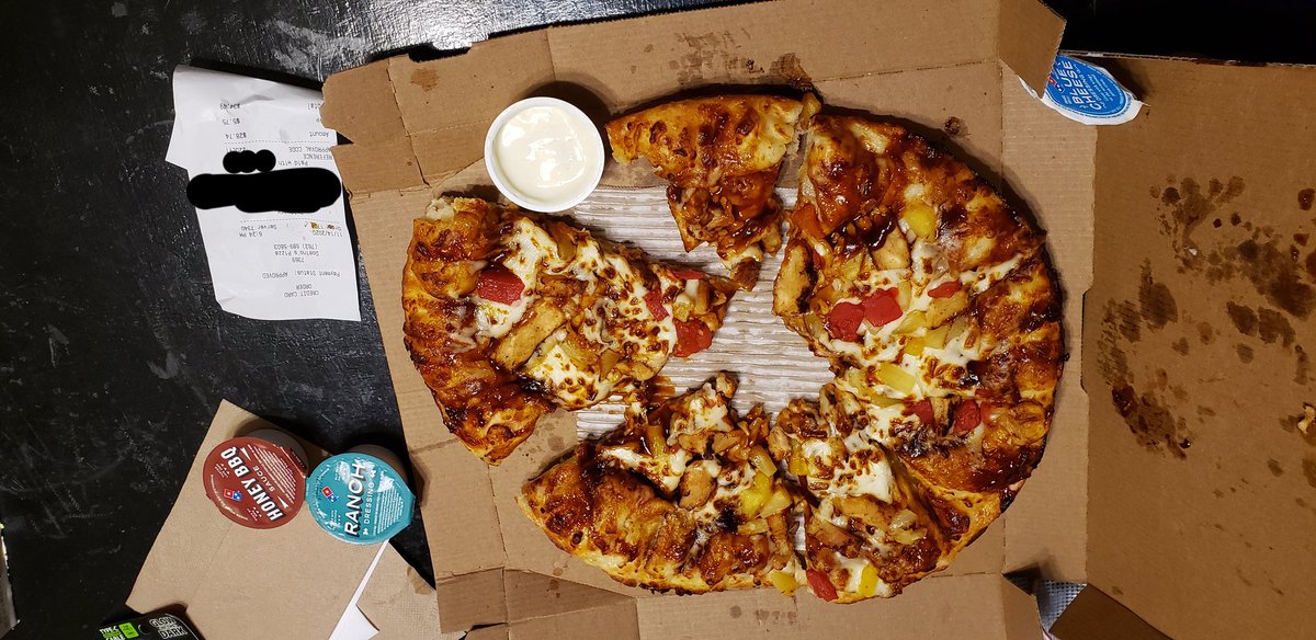 momofted's tweet photo. @dominos this is a lil ridiculous. Pizza tastes great, but the sizes are so uneven. It's a hot mess. Apparently my local dominos doesn't get that 😬 https://t.co/06w4goXwVi