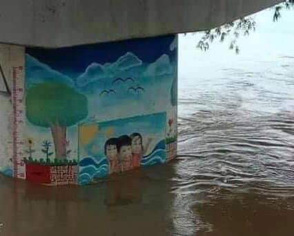dumplingvmin's tweet photo. #PampangaNeedsHelpNOW PLEASE HELP PAMPANGA, THE WATER FROM THE MOUNTAINS ARE COMING DOWN TO PROVINCES AND THE WATER LEVEL KEEPS RISING, SPREAD AWARENESS NOW https://t.co/SjDO1q2Dmo