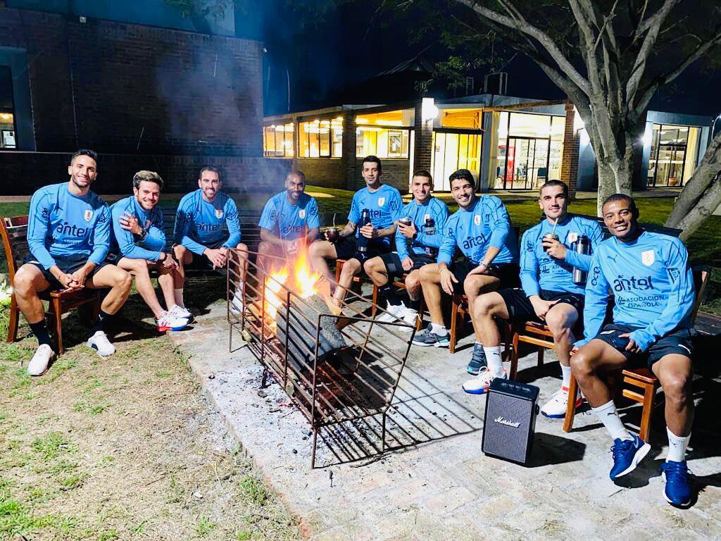 ¿QUÉ TAL?🇺🇦🇺🇾 El ex central de Universidad de Concepción, Germán Rolín (31), compartiendo con sus compañeros en la concentración de la selección uruguaya, a la cual volvió tras más de 8 años debido a su buen presente en Rentistas. #LPEMEnTodas