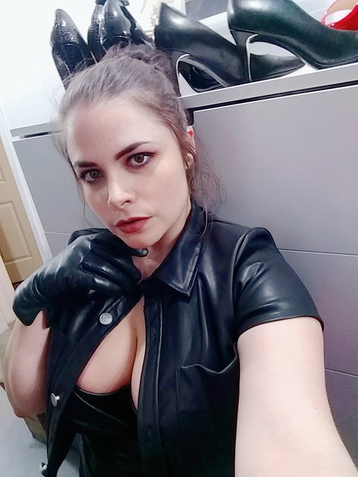 LETS GET SOME SHOES https://t.co/jWslLCiCFk<a href="/tag/facesitting"class="tags"><span>#facesitting</span></a>