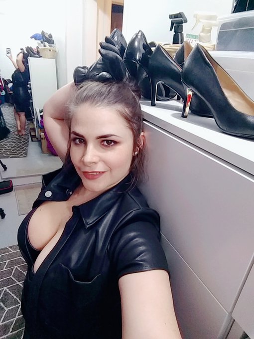 LETS GET SOME SHOES https://t.co/jWslLCiCFk<a href="/tag/facesitting"class="tags"><span>#facesitting</span></a>