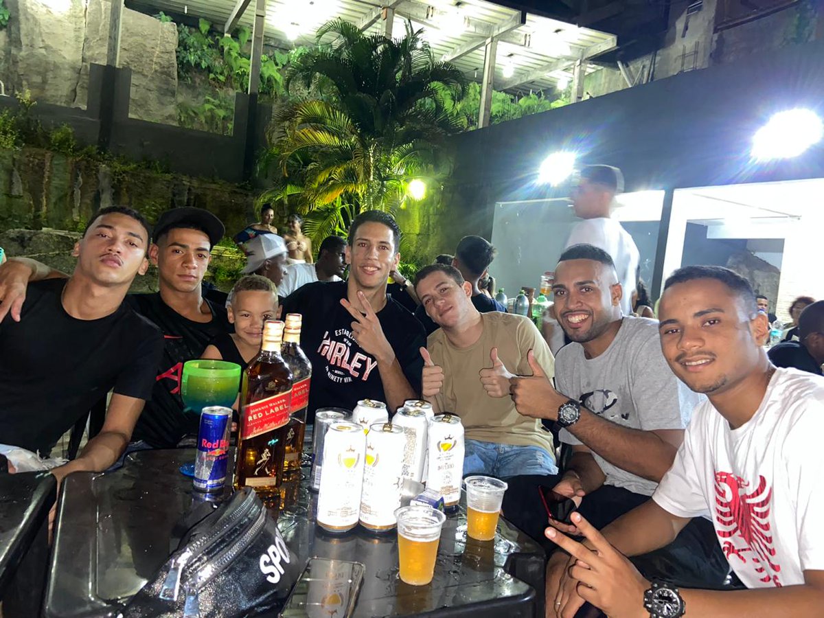 gll10_'s tweet photo. Aqui é Deus por nós e nós somos um pelo outro..  #yanvive❤️ https://t.co/vXpP8RyYkI
