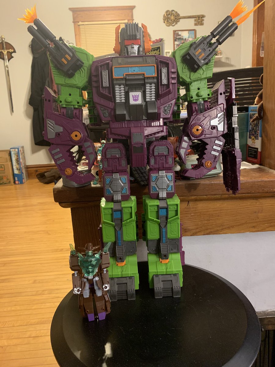 DrGimic's tweet photo. Only a couple of bots on the table, but 2 very cool bots!
#Scorponok #Wildwheel https://t.co/vLjDkyi7yQ