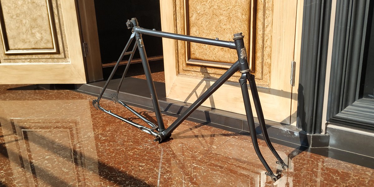 pemudasetempat7's tweet image. [RARE VINTAGE] jual barang gudang bokap frameset Yokota Japan Roadbike, ada noser, ada emblem, size 52, fork belum DO masih orisinil 27. BB dan headset ga tau merk apa. 

Lokasi: Karawaci - Tangerang 
More info: 082226088167 
Price: idr 800k
#fnfjb #fnfjbframeset #frameset