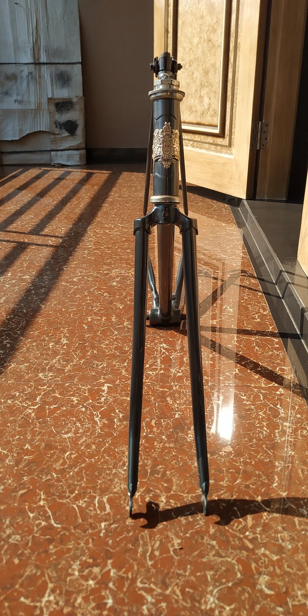 pemudasetempat7's tweet image. [RARE VINTAGE] jual barang gudang bokap frameset Yokota Japan Roadbike, ada noser, ada emblem, size 52, fork belum DO masih orisinil 27. BB dan headset ga tau merk apa. 

Lokasi: Karawaci - Tangerang 
More info: 082226088167 
Price: idr 800k
#fnfjb #fnfjbframeset #frameset