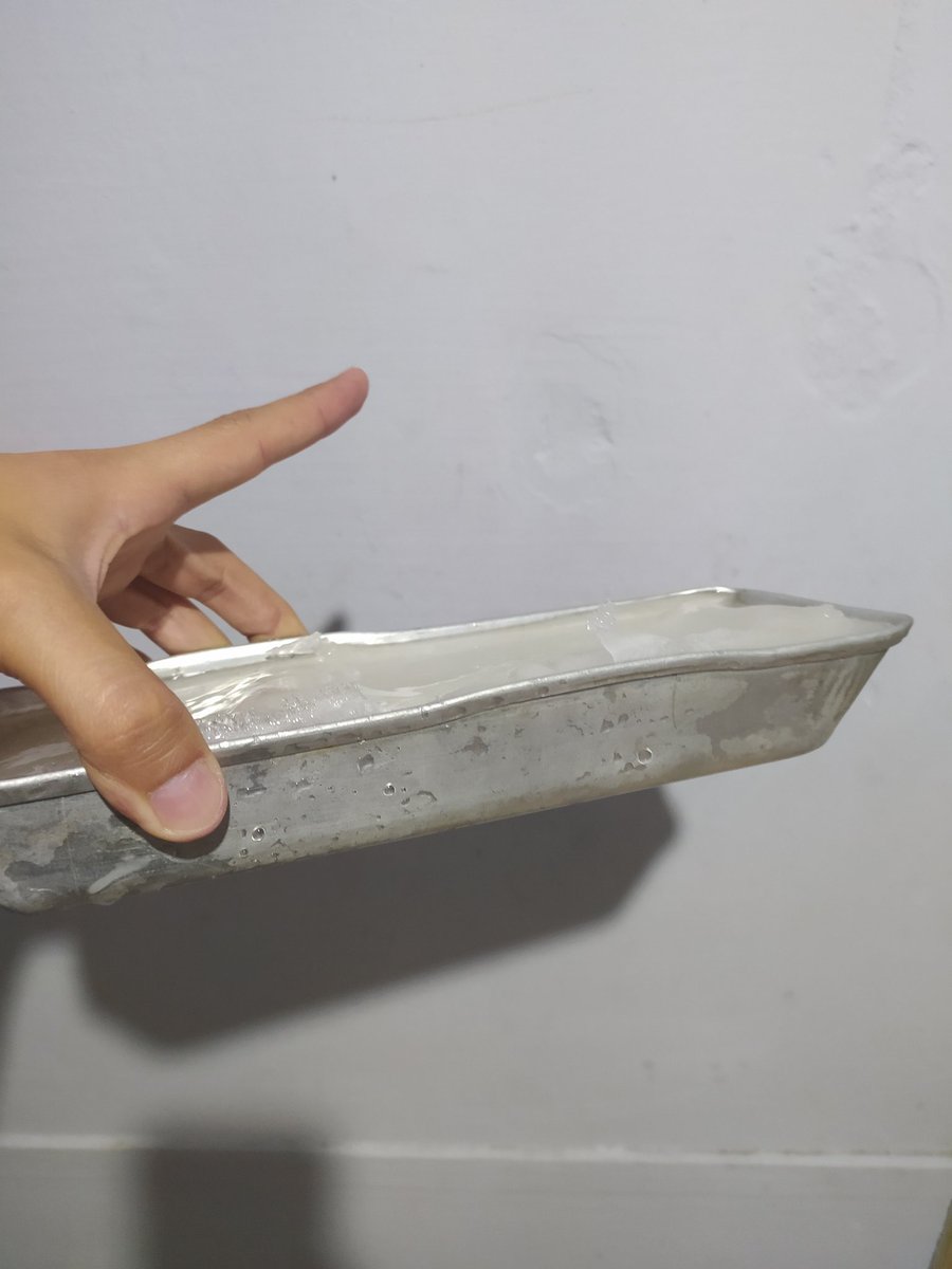 tachu2424's tweet photo. Me estoy quedando sin hielo, fui a buscar con mis amigos y me dieron esta cubetera... 
#Cubetera #Aluminio #Añeja https://t.co/gs2U0FzL1v