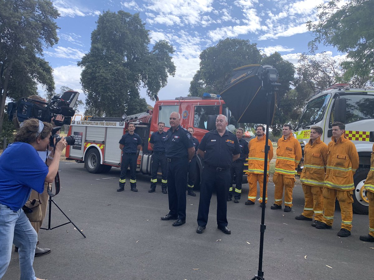 Mike_Morgan_1's tweet photo. The @SA_MFS supports @CFSTalk in launching their #bushfirecampaign.
Our agencies & personnel achieved great teamwork in trying conditions last #bushfireseason & stand ready this season.
The 2020-21 campaign focuses on community experiences & encouraging others to prepare. https://t.co/tNQy8LGY2z