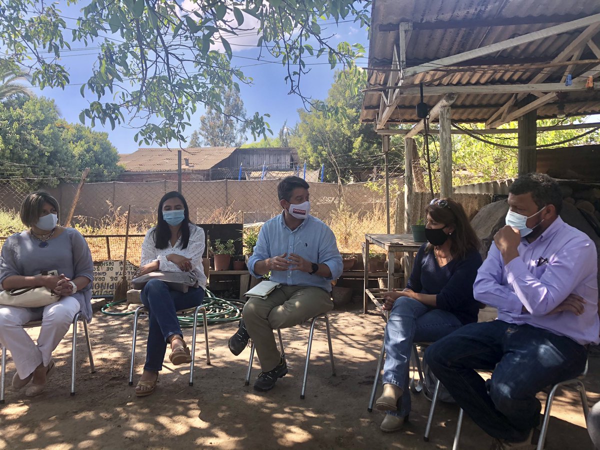 DavidMoralesNor's tweet photo. En el Monte con Claudio @orrego Candidata a Alcaldesa @RossanaSanhuez4 y Concejales #RolandoOrtega y #GiselaRosales y candidatas/os y dirigentes sociales invitando a votar en #Primarias29Nov #orregogobernador https://t.co/9j2V4lhnil