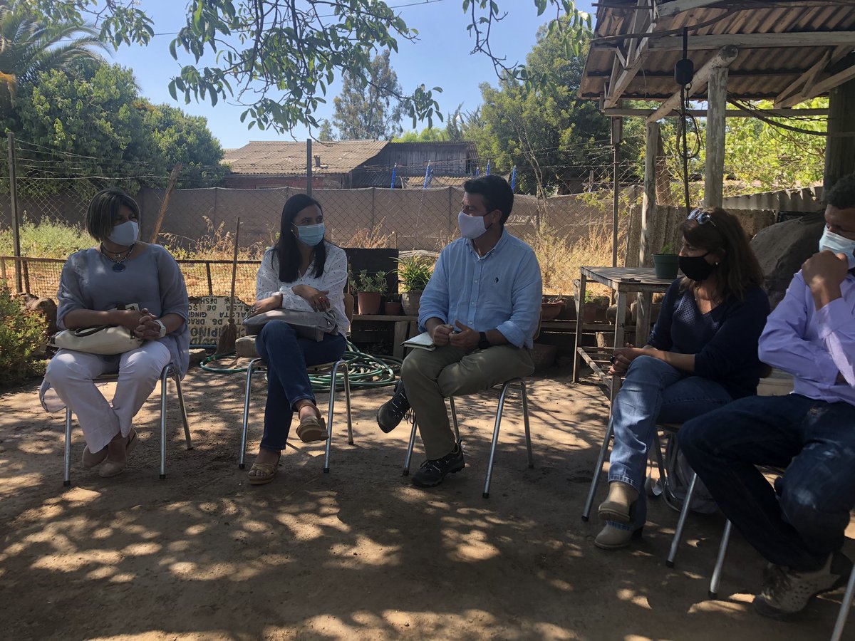 DavidMoralesNor's tweet photo. En el Monte con Claudio @orrego Candidata a Alcaldesa @RossanaSanhuez4 y Concejales #RolandoOrtega y #GiselaRosales y candidatas/os y dirigentes sociales invitando a votar en #Primarias29Nov #orregogobernador https://t.co/9j2V4lhnil