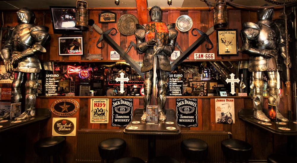 Shortwalkme's tweet photo. Inside is like the knight would meet with the Biker.
Sit along the King Arthur style bar and enjoy this fascinating atmosphere. motorcycling objects.'

By Excalibur Bar
#amsterdam #amsterdamlife https://t.co/vzhRi2fGaW
