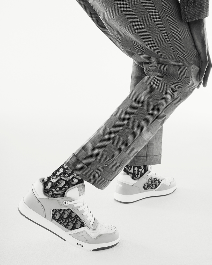 Dior's tweet photo. With three styles, the #DiorModernTailoring line https://t.co/y2ZchlQUWx by Kim Jones plays it strong when it comes to trousers, all finding an ideal mate in high or low-top #DiorB27 sneakers. Wear hems cropped and with #DiorOblique socks for extra impact.
#DiorSpring21 https://t.co/G8ZDRVzsC7