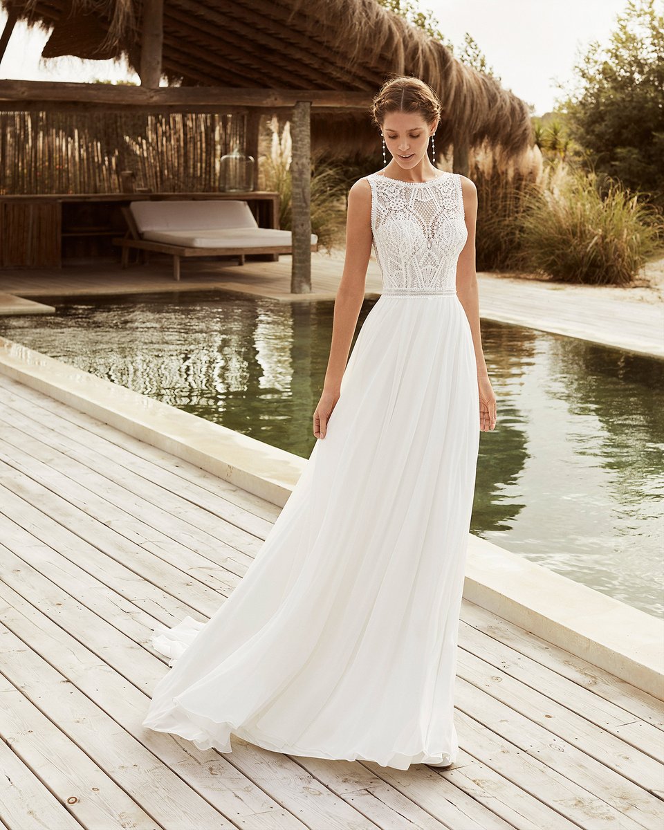 AireBarcelona's tweet photo. You will fall in love with the exquisite pattern on the lace bodice of our Vartan dress! 💛https://t.co/iBEjJHent9 #AireBeachWedding #AireBeachWeddding2021 #BridetoBe #WeddingGown #NewCollection https://t.co/3SNFECVEqb