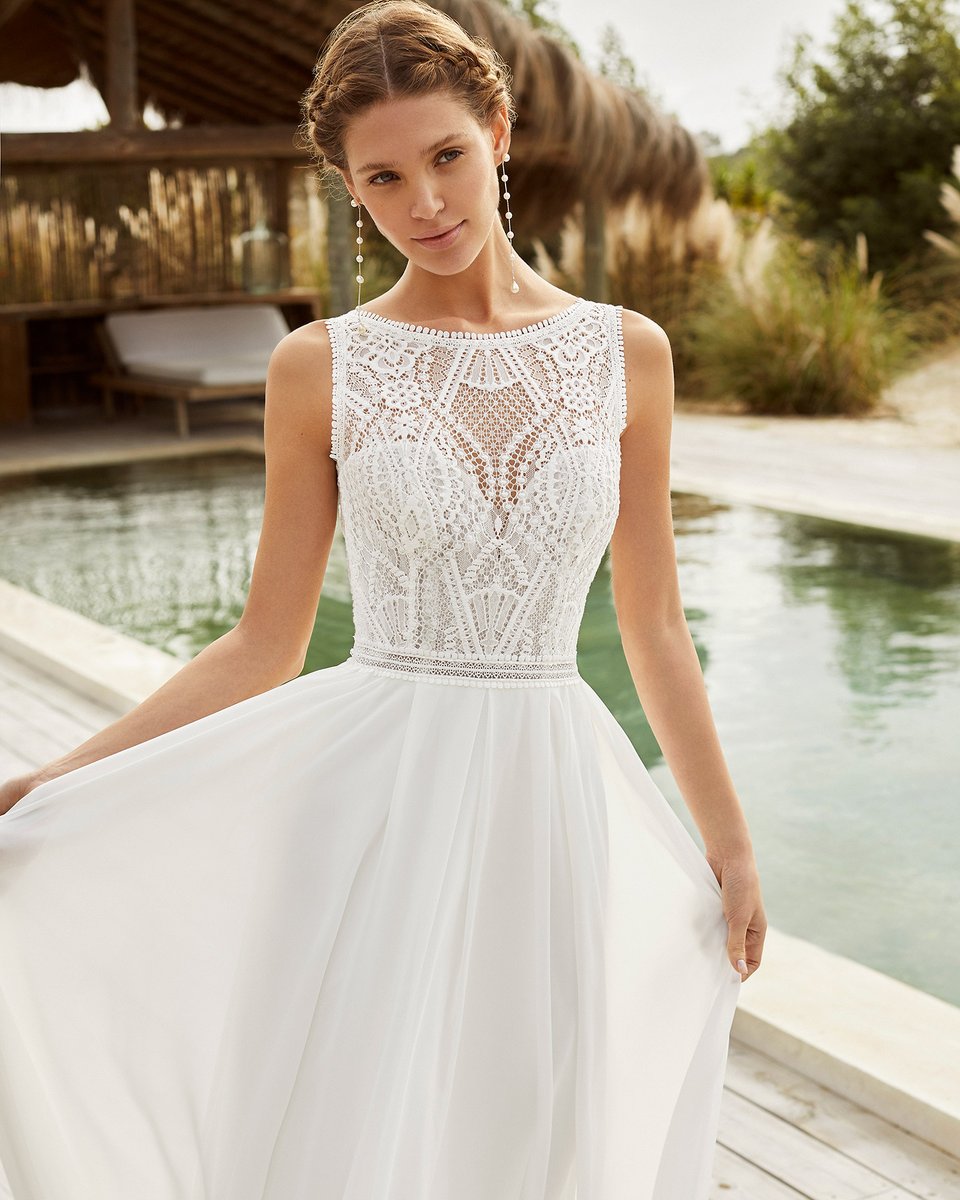 AireBarcelona's tweet photo. You will fall in love with the exquisite pattern on the lace bodice of our Vartan dress! 💛https://t.co/iBEjJHent9 #AireBeachWedding #AireBeachWeddding2021 #BridetoBe #WeddingGown #NewCollection https://t.co/3SNFECVEqb