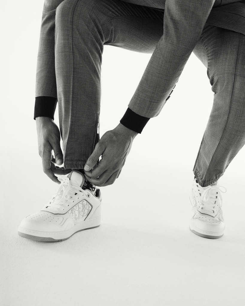 Dior's tweet photo. With three styles, the #DiorModernTailoring line https://t.co/y2ZchlQUWx by Kim Jones plays it strong when it comes to trousers, all finding an ideal mate in high or low-top #DiorB27 sneakers. Wear hems cropped and with #DiorOblique socks for extra impact.
#DiorSpring21 https://t.co/G8ZDRVzsC7