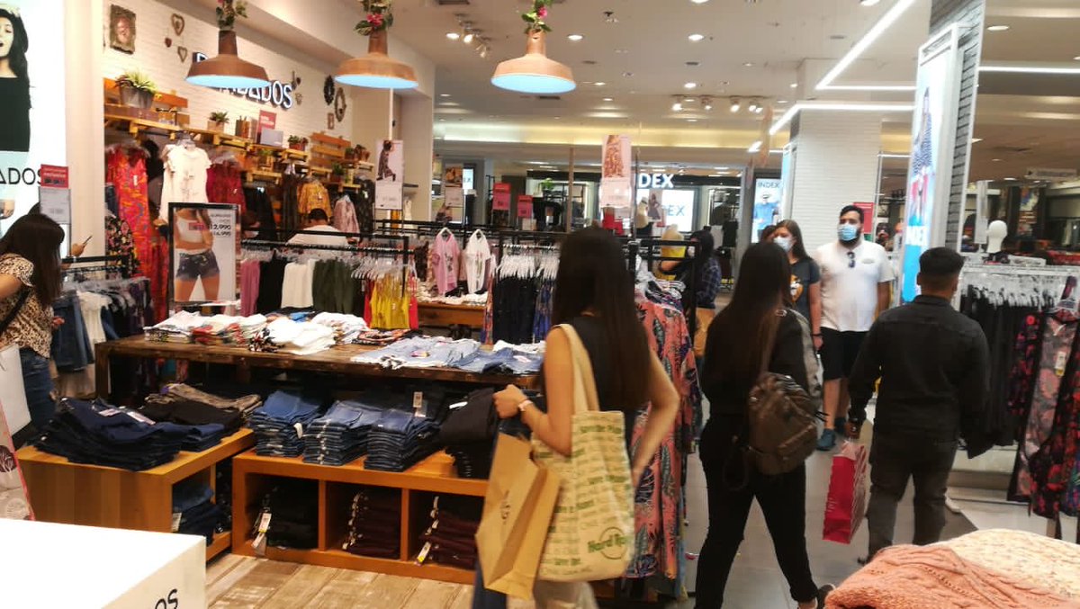 AgenciaQuinta's tweet photo. 🔴Clientes de Ripley Mall Marina Arauco aseguran que este es el "Protocolo Sanitario" de la tienda tras la confirmación de cuatro casos positivos de covid-19 y 12 trabajadores en cuarentena.
.
.
.
#ripley #denuncia #mallmarinaarauco #aforomaximo #medidassanitarias #pandemia https://t.co/hwJChWw4Ps