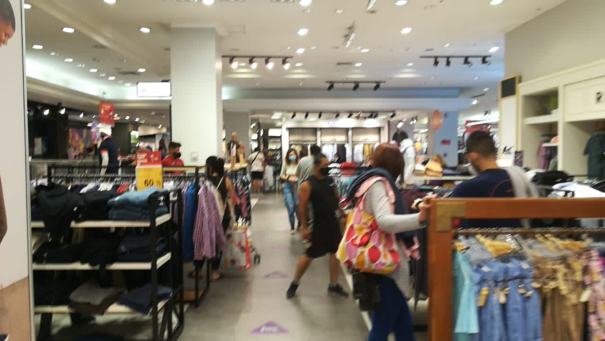 AgenciaQuinta's tweet photo. 🔴Clientes de Ripley Mall Marina Arauco aseguran que este es el "Protocolo Sanitario" de la tienda tras la confirmación de cuatro casos positivos de covid-19 y 12 trabajadores en cuarentena.
.
.
.
#ripley #denuncia #mallmarinaarauco #aforomaximo #medidassanitarias #pandemia https://t.co/hwJChWw4Ps