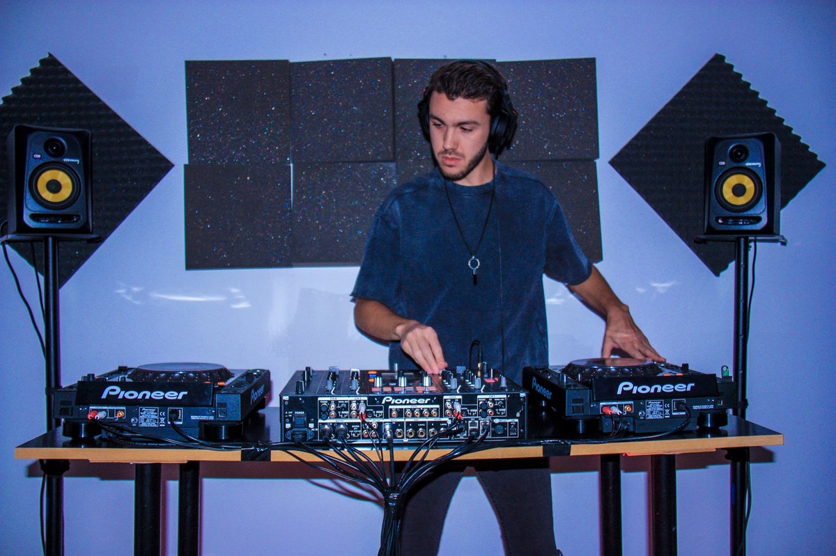 singlespark1's tweet photo. NEW MUSIC FRIDAYππΌ
My new track will be out next FRIDAY in collab with Rivo and TheNamless, canβt wait! π
.
.
.
#singlespark #dj #producer #musician #musicproducer #studiolife #deephouse #deephousemusic #pop #dancemusic #chillhouse #newmusic #electronicmusic https://t.co/8HUjlxdWBs