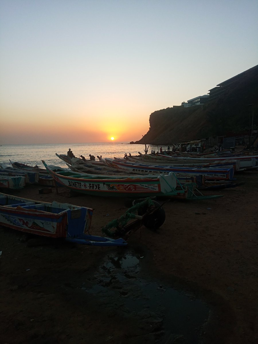 basileniane's tweet photo. Nous avons 700km de #cotes au #Sénégal. Pourtant le phénomène de l'#emigrationclandestine devient de plus en plus inquiétant. Qu'est ce qui cloche? La marine nationale n'a-t-elle pas les moyens de mettre en place des radars ou autres matériels sophistiqués? #justasking? #kebetu https://t.co/hPRZ6y8HdI